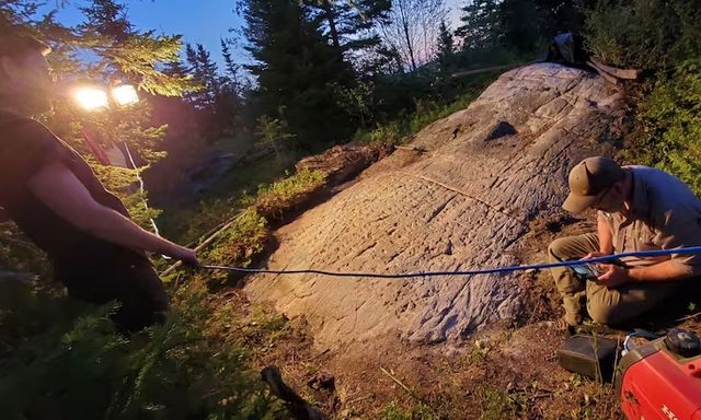 Bí ẩn phiến đá 255 ký tự rune giữa rừng Canada: Không phải di tích Viking nhưng còn khó lý giải hơn
