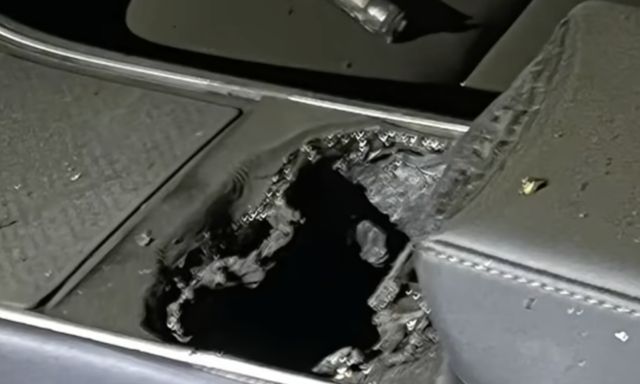 Chỉ vì một cục sạc dự phòng, chiếc Tesla sau 5 năm sử dụng bỗng hóa đống sắt vụn trong vụ cháy gây sốc