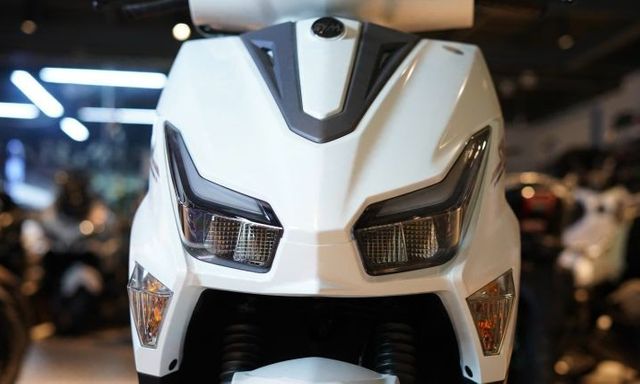 Đổ đầy bình chạy 400km, cốp rộng thênh thang, SYM ECHS 125 phả hơi nóng lên Yamaha FreeGo
