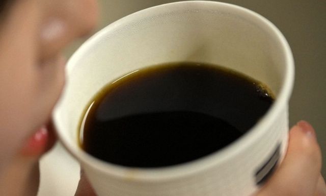 Đánh lừa vị giác bằng xúc giác: Bí mật từ chiếc bao quấn cốc giúp ly cà phê bớt chua