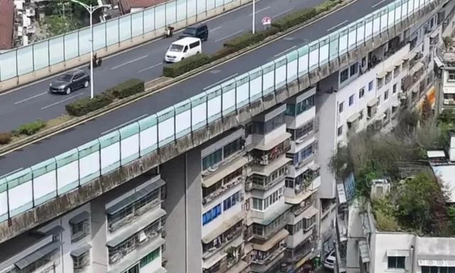 Kỳ lạ đô thị Trung Quốc: Đường cao tốc chạy rầm rộ ngay trên mái hàng chục tòa nhà chung cư