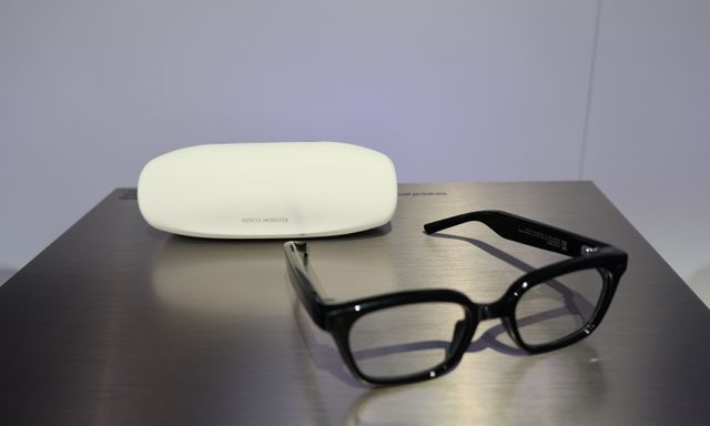 Samsung cho kem chống nắng vào loa rồi rung, 1 trong hàng chục bài thử cho chiếc kính AI đầu tiên