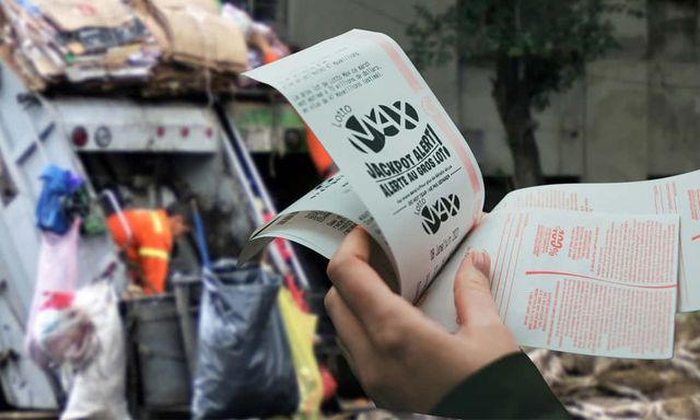 Vứt nhầm tấm vé số trúng hơn 30 tỷ đồng vào thùng rác, người đàn ông khiến cả công ty vệ sinh phải mất 2 ngày tìm lại