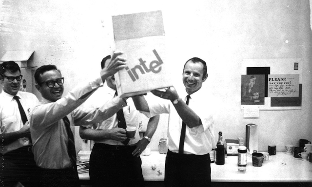 Năm 1985, hai lãnh đạo Intel tự hỏi nếu bị sa thải thì người thay họ sẽ làm gì