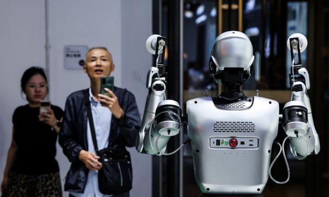 Mỹ vừa cấm cửa robot Trung Quốc được ba tuần, hãng robot lớn nhất nước này đã lên sàn và kiếm được 50 tỷ USD chỉ trong một ngày