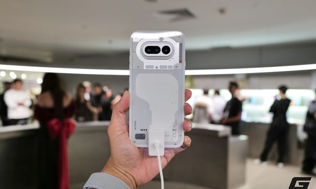 Nothing chính thức chào thị trường Việt Nam với 2 điện thoại và tai nghe 