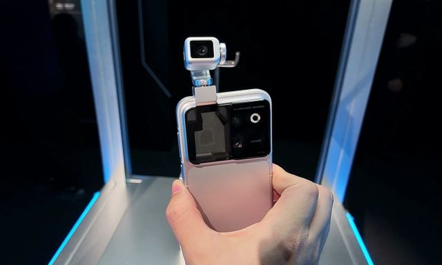 Bảo sao bán đắt: Riêng camera gimbal hợp kim titan của Robot Phone đã tốn gần 12 triệu để sản xuất