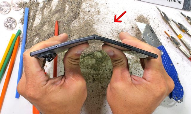 Lần đầu tiên, 1 chiếc Galaxy Z Fold thất bại trong bài thử độ bền của JerryRigsEverything