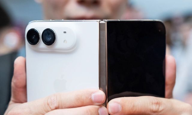 iPhone Duo giá gần 65 triệu đồng: Người dùng đang trả tiền cho điều gì? 
