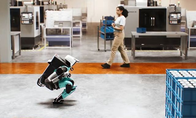 Cỗ máy hình người thế hệ mới biết run sợ quỳ sụp gối khi thấy con người bước tới gần