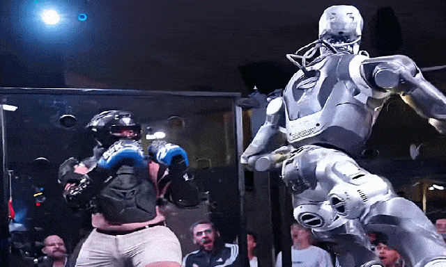 Trận đấu võ đầu tiên giữa con người và robot: Liệu có cân tài cân sức?