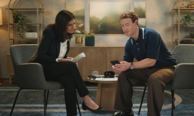 Chiếc điện thoại Samsung trên tay Mark Zuckerberg khiến nhiều người bất ngờ