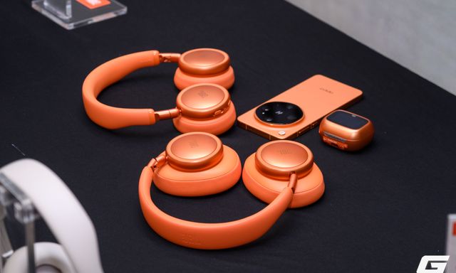 JBL hoàn thiện Live 4 Series tại Việt Nam với Live Beam 4: tai nghe true wireless có màn hình cảm ứng trên hộp sạc