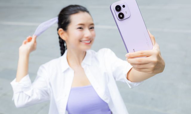 Đây là điện thoại pin 8.100mAh, thả rơi 2,5 mét, xịt nước áp lực cao vẫn chạy