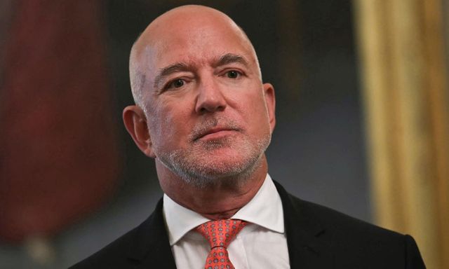 Tỷ phú Jeff Bezos gây chấn động với dự báo rằng AI sẽ đưa trở lại mô hình mỗi gia đình chỉ một người đi làm