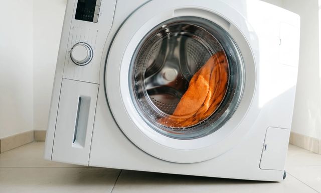 Tại sao chỉ giặt một chiếc khăn lại làm rung chuyển máy giặt của bạn, trong khi giặt đầy lồng lại quay rất êm?