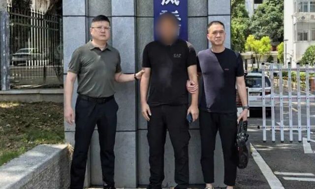 Trốn truy nã gần hai thập kỷ dưới danh tính anh song sinh nhưng lộ tẩy vì người cũ