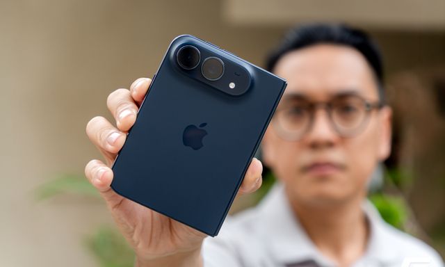 “Đập hộp” iPhone Duo chính hãng Việt Nam trước ngày giao hàng: điện thoại gập đầu tiên của Táo đóng gói ra sao?