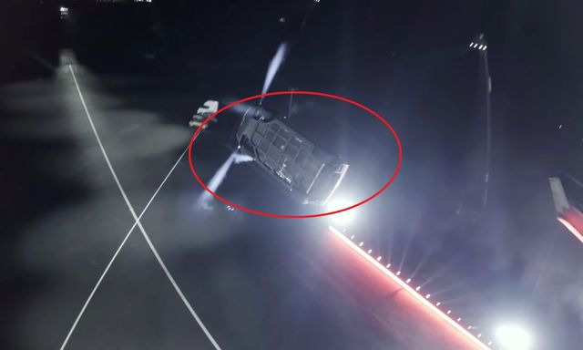 Sự thật trần trụi phía sau màn trình diễn xe bay hào nhoáng của tỷ phú Elon Musk: Chiếc 