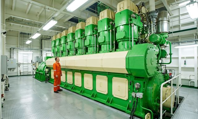 Tại sao động cơ ô tô có số lượng xi-lanh chẵn, trong khi động cơ tàu thủy khổng lồ lại vô tư chạy số lẻ?