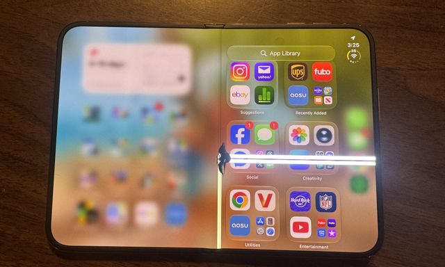 iPhone Duo hỏng màn hình chỉ sau 3 giờ, người dùng tố Apple từ chối bảo hành
