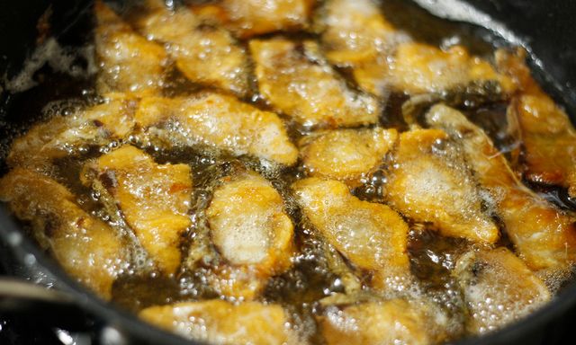 Cách rán cá vàng ruộm, giòn tan, thơm lừng không tanh: Ăn ai cũng phải  khen