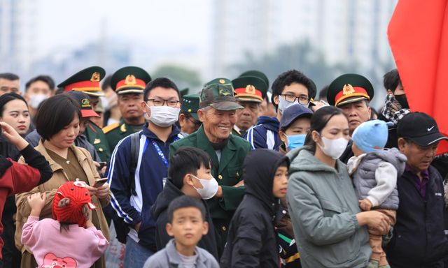 Hàng nghìn người dân Hà Nội xếp hàng chật kín từ sáng sớm chờ đợi tham quan Triển lãm Quốc phòng quốc tế Việt Nam 2024