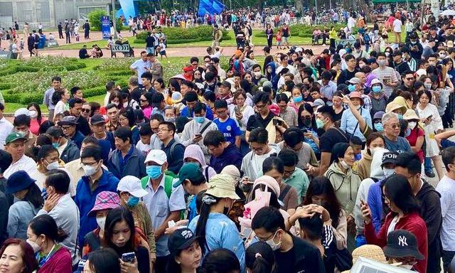 Cả TP.HCM đổ về Metro số 1: Người dân xếp hàng dài cả km chờ lên tàu, có nhà lặn lội 5 giờ sáng từ Long An lên để 