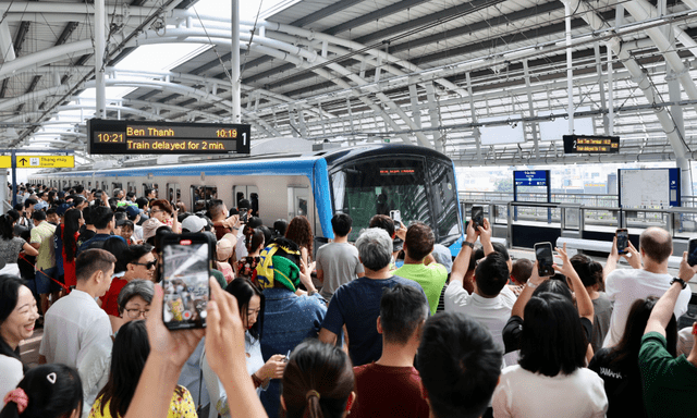 Cả TP.HCM đổ về Metro số 1: Người dân xếp hàng dài cả km chờ lên tàu, có nhà lặn lội 5 giờ sáng từ Long An lên để 