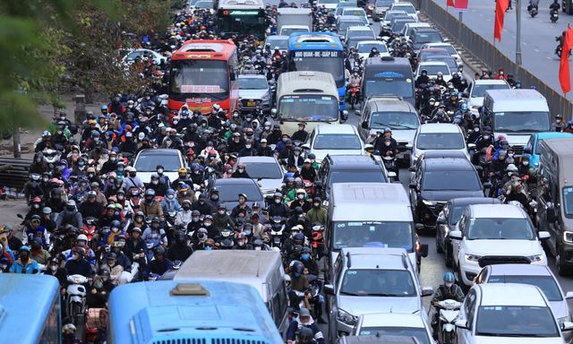 Chính thức hết Tết: Người dân lỉnh kỉnh đồ đạc quay lại Hà Nội và TP.HCM, nhiều tuyến đường ùn tắc