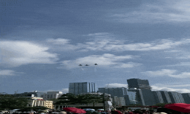 Dàn Su-30MK2 thả bẫy nhiệt rồi chao lượn trên bầu trời trung tâm TP.HCM trong tiếng hò reo của người dân