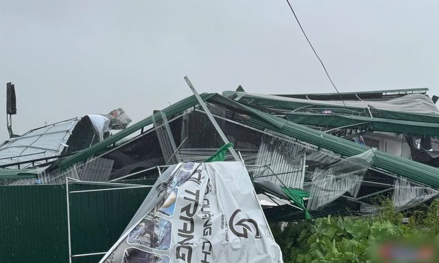 Tình hình bão số 5: Đã có 1 người chết, 8 người bị thương; Sân Pickleball tiền tỷ đổ sập