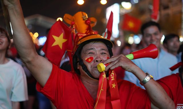 “Đã quá Việt Nam ơi!” - Hàng nghìn CĐV đang hò hét vui sướng ngay trung tâm TP.HCM