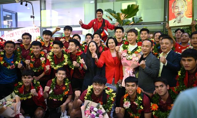 U22 Việt Nam sáng rực cả sân bay Nội Bài trong ngày mang HCV SEA Games về nước