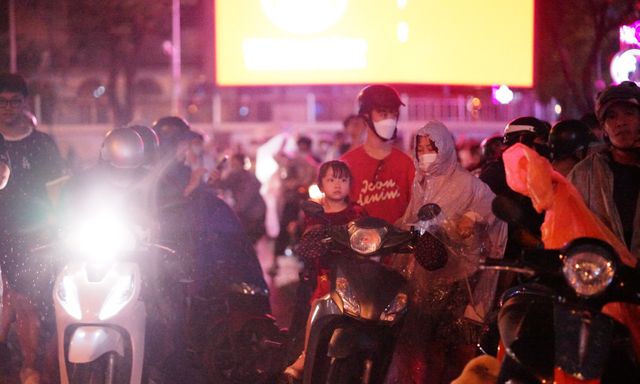 TP.HCM bất ngờ đổ mưa đêm Noel: Những khoảnh khắc trái ngược giữa phố