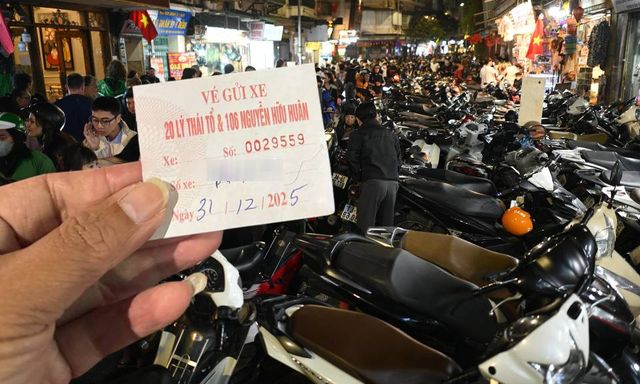 Đêm Giao thừa, vé gửi xe lên 100k/chiếc, các bãi gửi chật như nêm