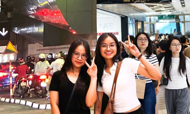 Choáng váng trước biển người đặc kịt tại TTTM ngày 1/1, muốn ăn uống phải đợi chờ gần cả tiếng