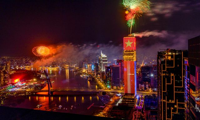 Pháo hoa rực sáng bầu trời, chào 2026!