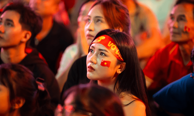 Nước mắt của cổ động viên khi U23 Việt Nam nhận thất bại cay đắng