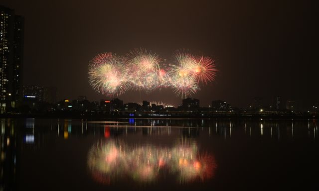 Hà Nội trời rét căm căm 12 độ C, khu vực Mỹ Đình vẫn ken đặc người dân với màn pháo hoa hoành tráng chưa từng có