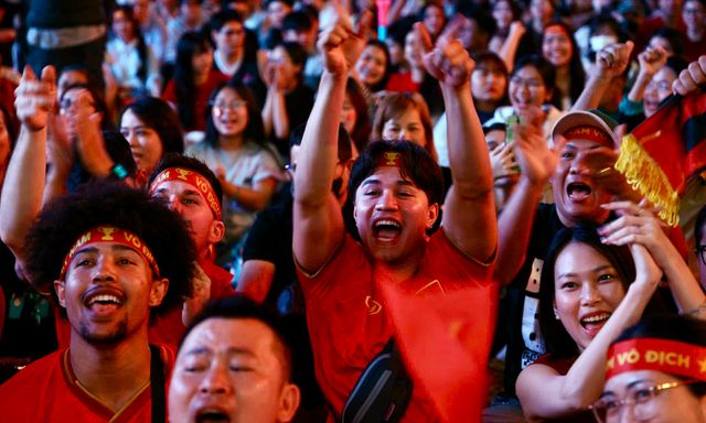 Phố đi bộ Nguyễn Huệ “rực lửa” dù đã đêm muộn, tiếp sức U23 Việt Nam tranh hạng 3 châu Á 2026