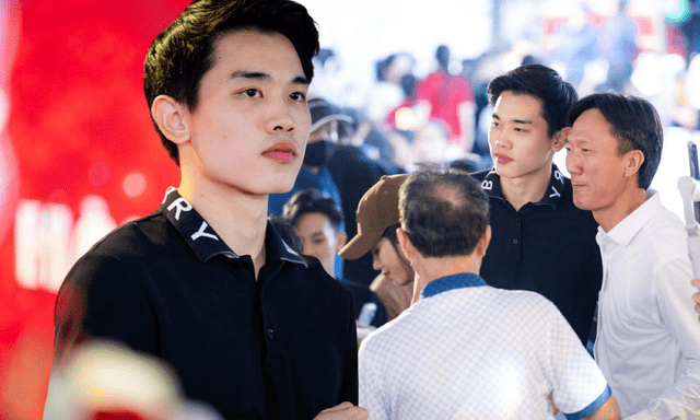 Ngay lúc này: 180 mâm là chưa đủ, tiệc mừng Đình Bắc đông kín người từ đầu làng tới cuối xóm