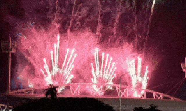 Người dân Hà Nội đội mưa xem pháo hoa tại SVĐ Mỹ Đình tối 28/4