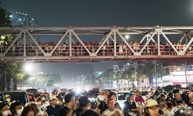 Hàng nghìn người dân Hà Nội chờ xem pháo hoa tối 28/4