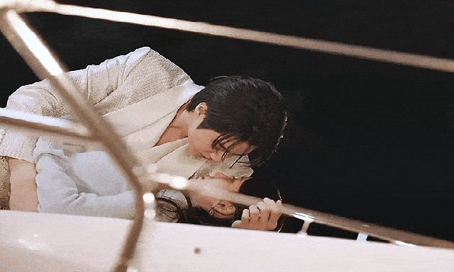 7 phân cảnh ngọt hơn đường trong Perfect Crown: Byeon Woo Seok liên tục tung thính, IU làm sao đỡ nổi