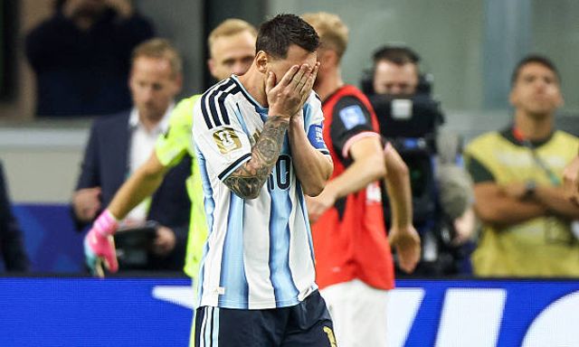Quá căng thẳng: Messi đá hỏng penalty, vẫn chưa thể lập kỷ lục chân sút vĩ đại nhất lịch sử World Cup!