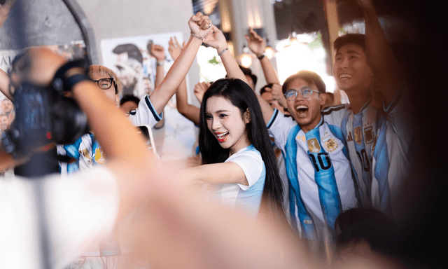 Hàng trăm fan Argentina phủ kín quán cà phê Hà Nội và TP.HCM, vỡ òa khi Messi góp công vào bàn mở tỷ số