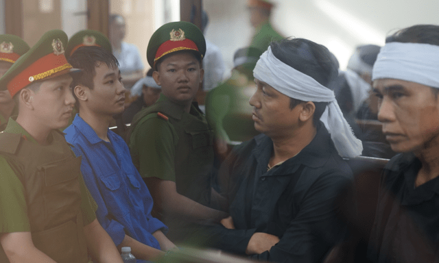 Xét xử vụ án khiến 3 mẹ con tử vong ở Đồng Nai: Bị cáo được áp giải đến tòa, người nhà nạn nhân ngồi lặng