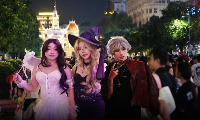 Cả TP.HCM xuống đường tối Halloween, nhiều người khoác nguyên áo mưa xuống phố