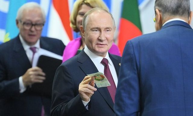 Ông Putin xuất hiện tại hội nghị BRICS với tờ tiền lạ trên tay: Sự thật tin đồn về đồng tiền thay thế USD